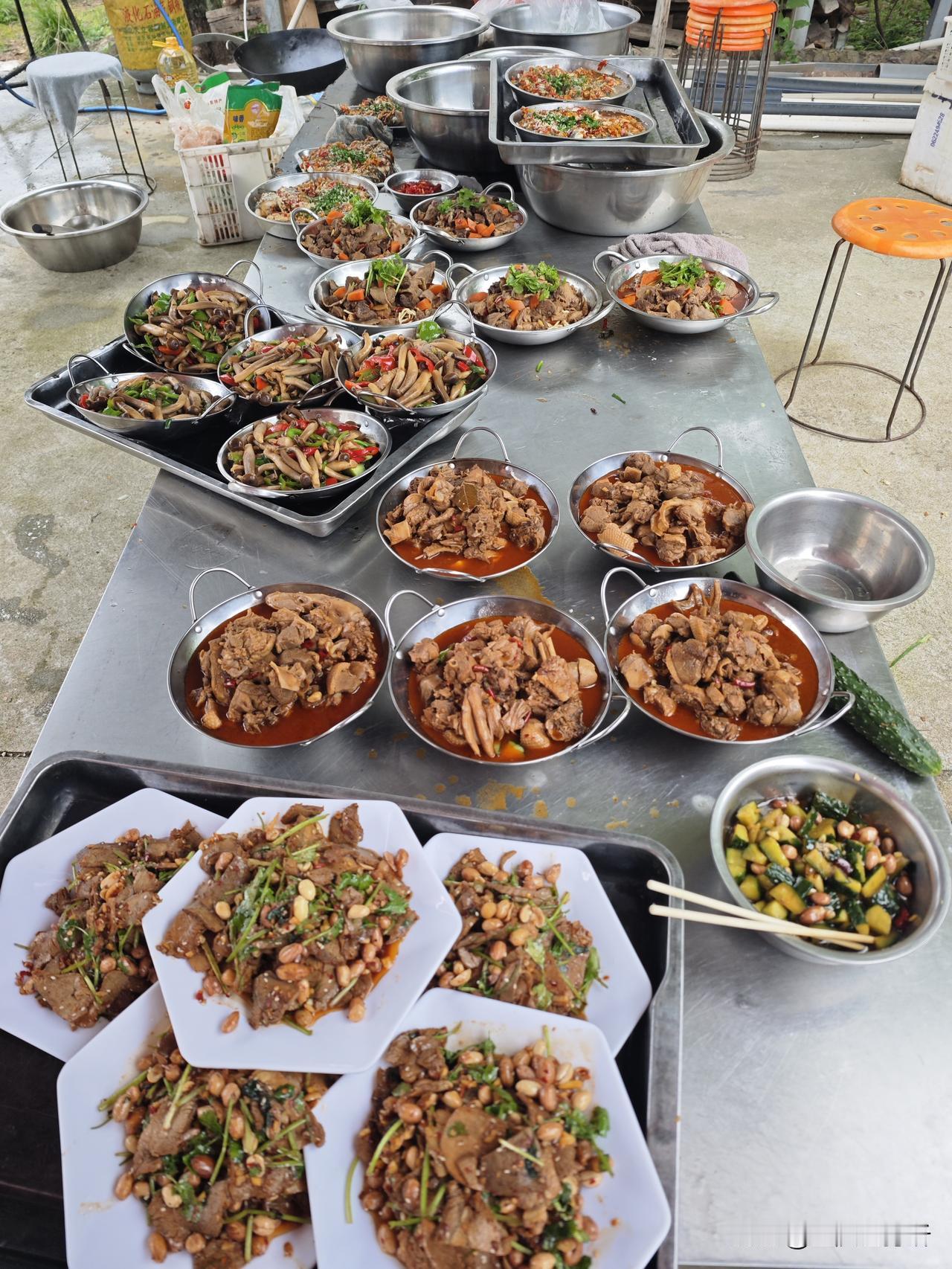 第一次在川渝地区以外的地方吃坝坝宴，这里是湖北赤壁，感觉跟重庆和四川没什么区别，