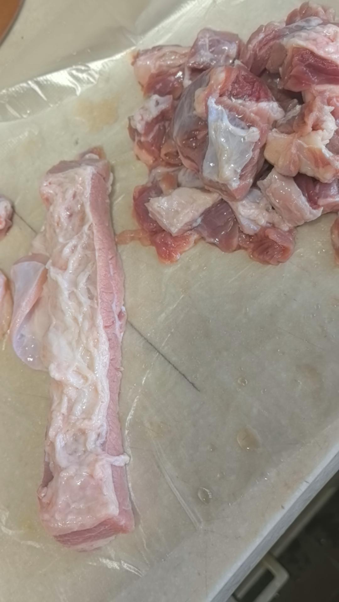 求鉴定，这是牛肋条吗？在一家电商下单了一款安格斯谷饲牛肋条，肋条收到打开一看，这