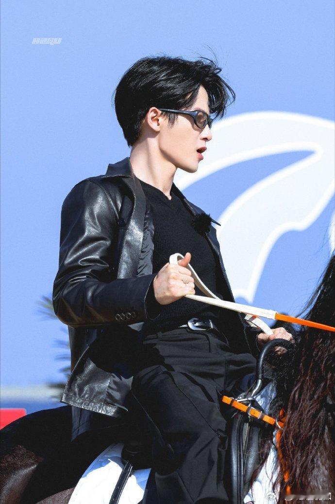 檀健次骑马出场你好星期六 檀健次又双叒叕用骑术惊艳全场！好六团建时的骑马出场，从