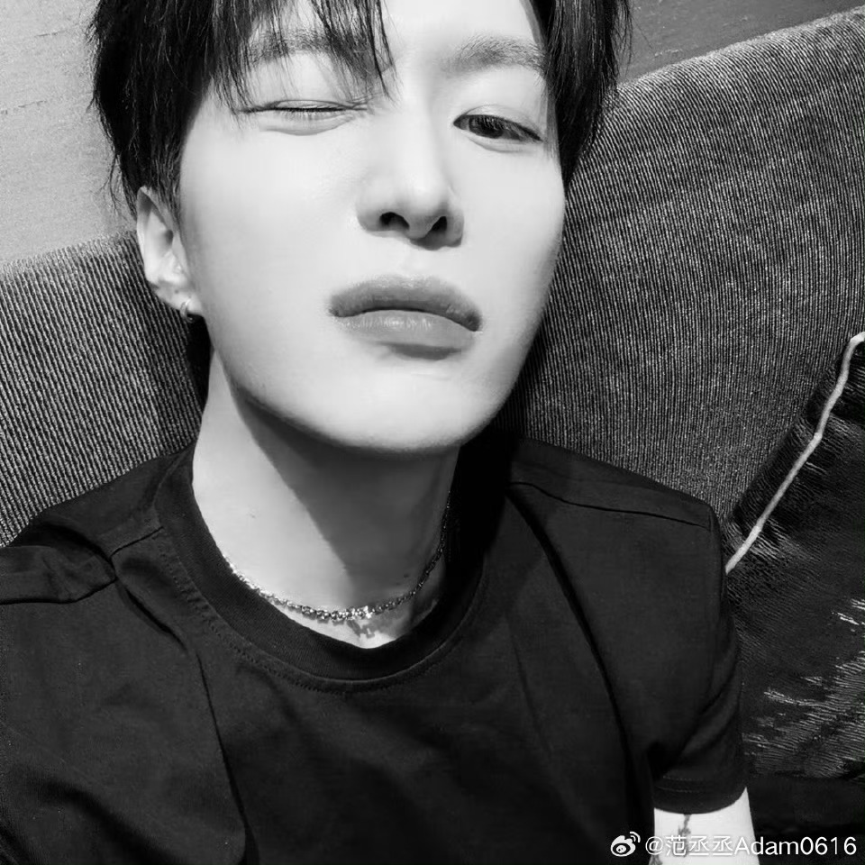 范丞丞优越的下颚线哥哥这完美的下颌线 视觉暴击一万点