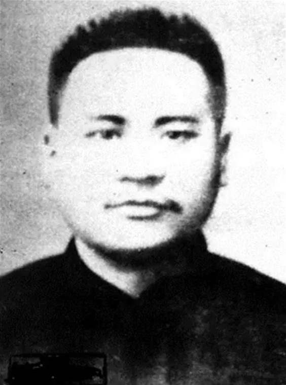1929年8月30日凌晨，上海龙华。四个人被押到刑场，其中一个戴着眼镜、身材魁梧