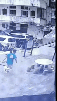 眺上石桌固然讨厌，但石桌的不稳固确实是个问题。