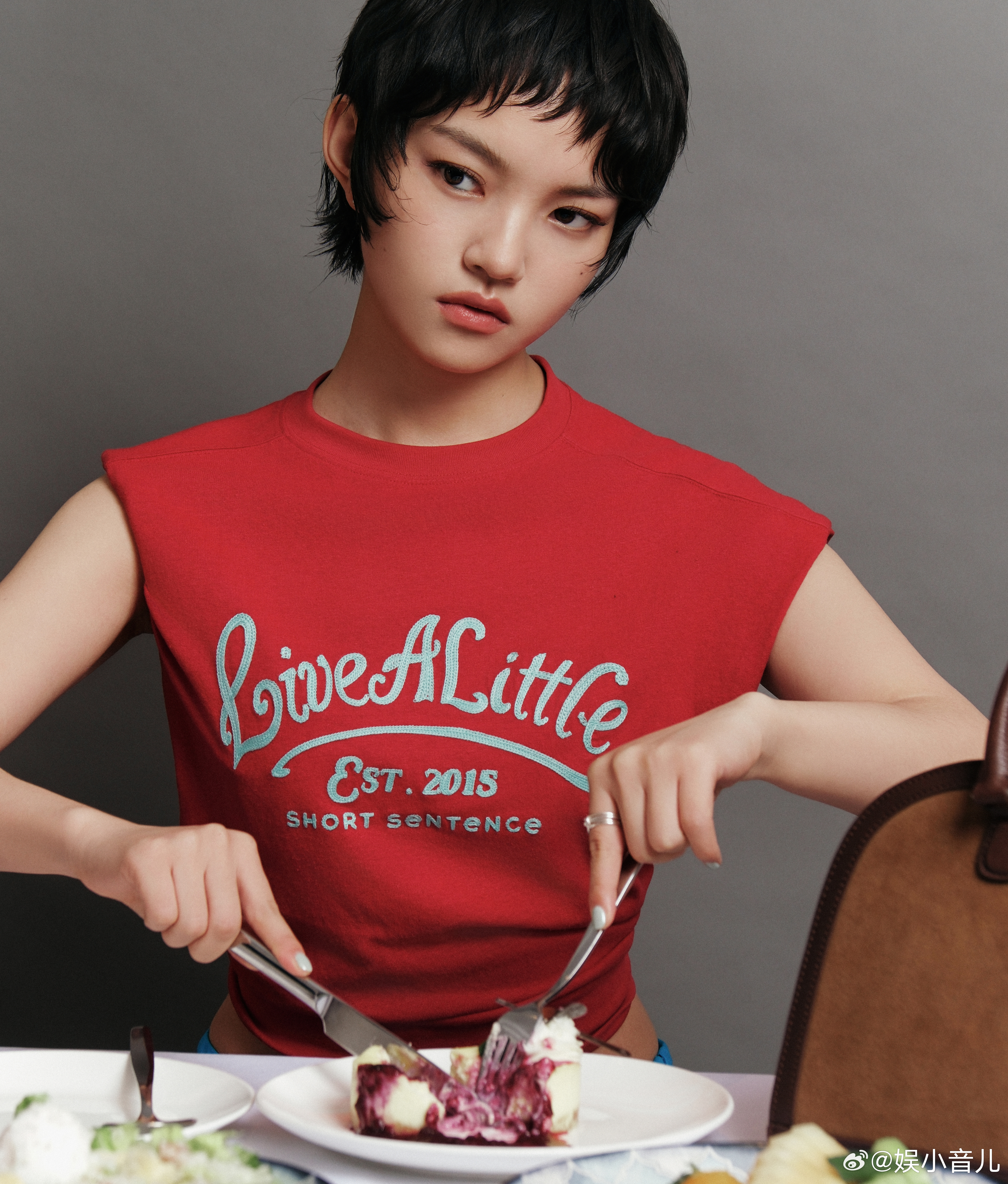 兰西雅的腰是怎么做到又细又有线条感，力量感满分 