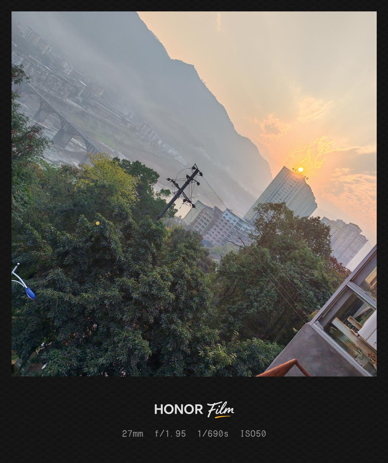 夕阳西下，城市与自然交融的迷人景色。