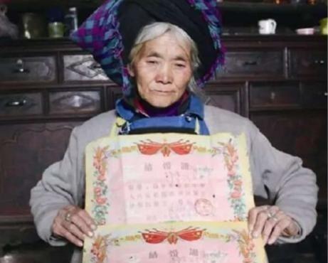 1979年，王发坤在对越反击战中牺牲，而28年后，他的妻子贷款2000元和两个儿