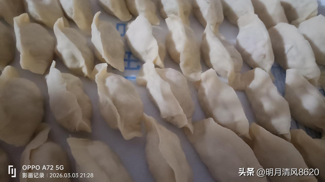 今年的元宵节

华灯初上的时候，噼里啪啦的鞭炮响起来，今天是正月十五元宵节，很多