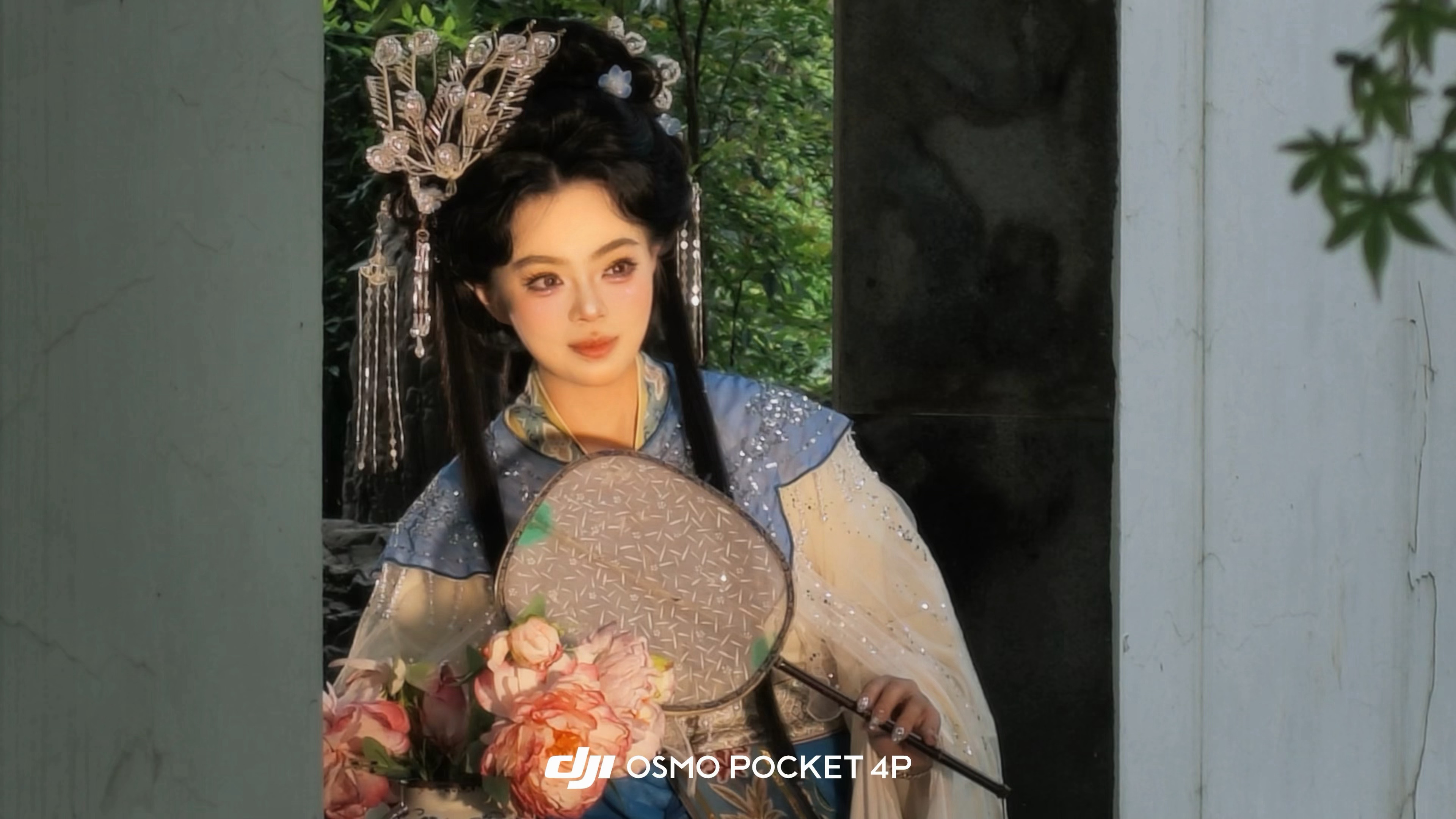 “云想衣裳花想容，春风拂槛露华浓。”  ​​​