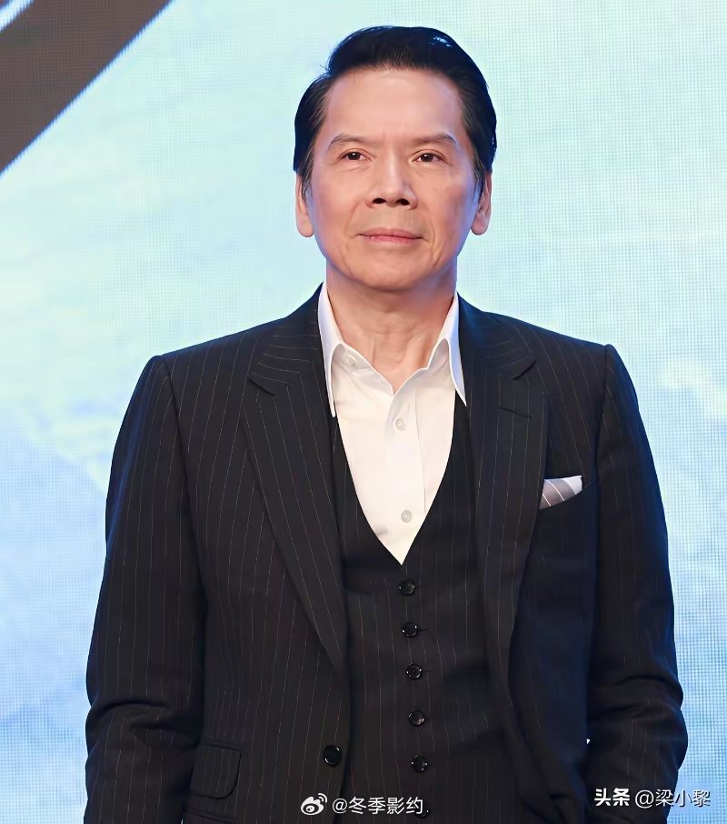 主持人问王晶:“年轻的向华强在香港是一个怎么样的存在？”王晶说:“年轻的向华强帅