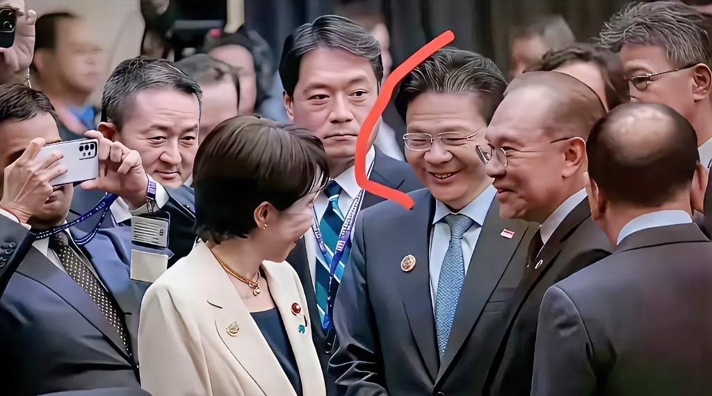 黄循财对高市早苗那谄媚一笑，暴露了某些小国政客的软骨病！新加坡在二战中也是日本军