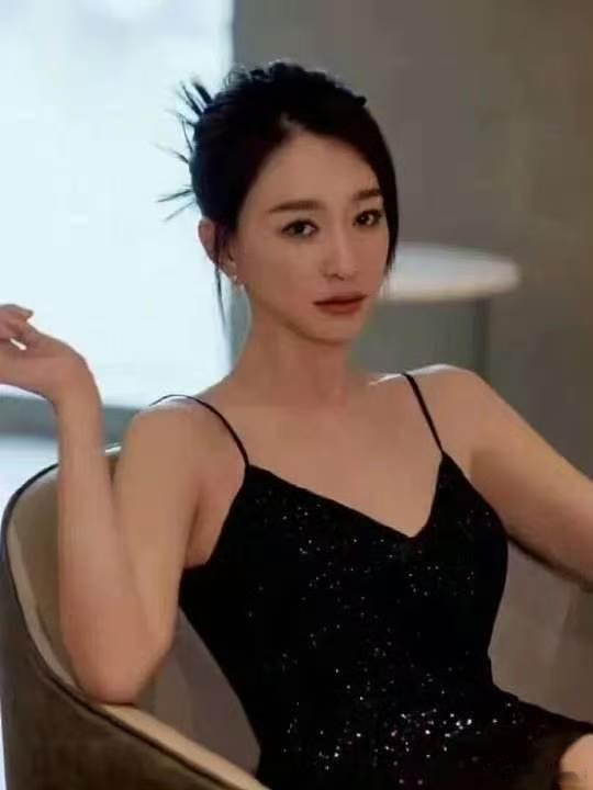 李小冉先天抽象圣体没有千篇一律的精致五官模板，李小冉凭着天然钝感和破碎感出圈，先