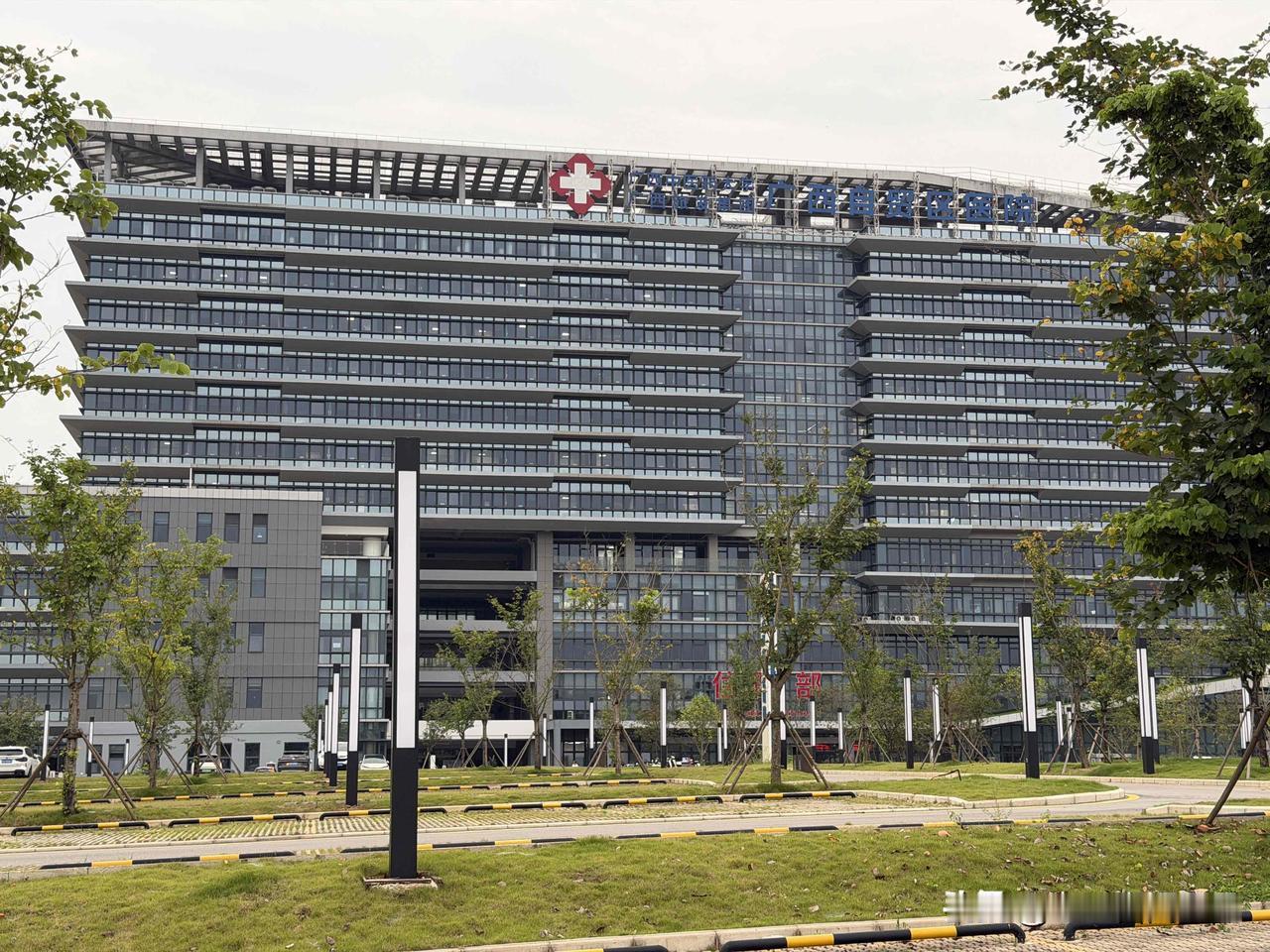 广西自贸区医院作为五象新区新建现代化医院，整体规划布局十分合理，空间开阔不拥挤。