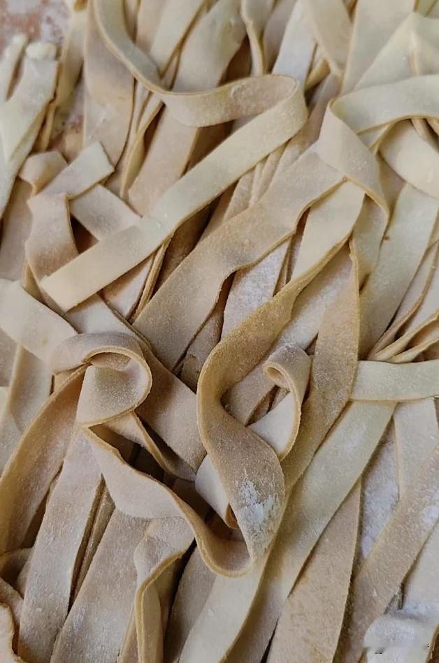 手擀红薯面条你吃过吗？
今天家里就剩下我一个人，中午饭吃点啥，心想好久没吃红薯面