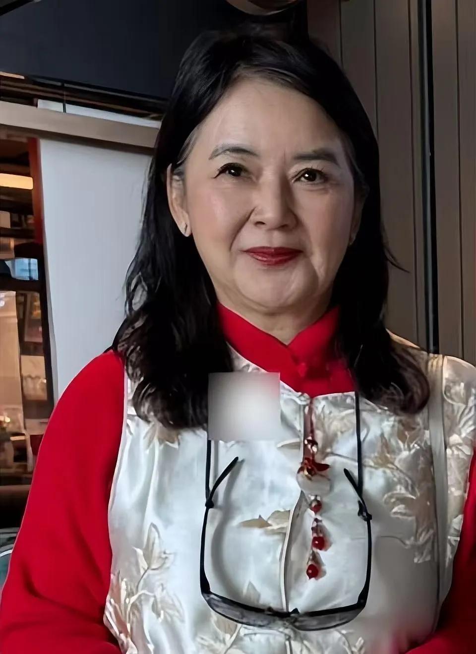 图中这人好面熟啊！
太像林青霞了！
一查才知道是孙俪的亲戚，
演员胡慧中！

1
