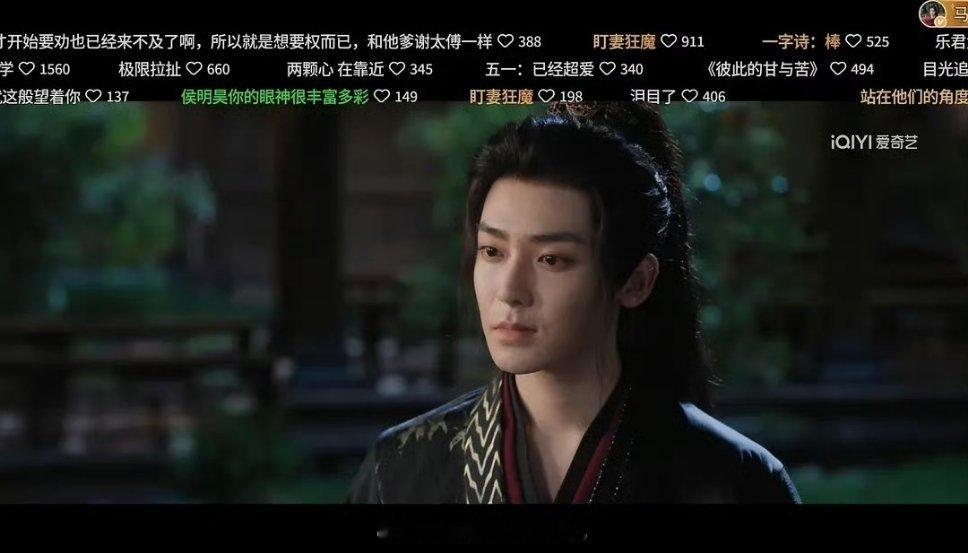 感觉侯明昊出现了金晨的状况，就是歪嘴。目前还没有金晨歪的那么厉害，但歪嘴是会随着