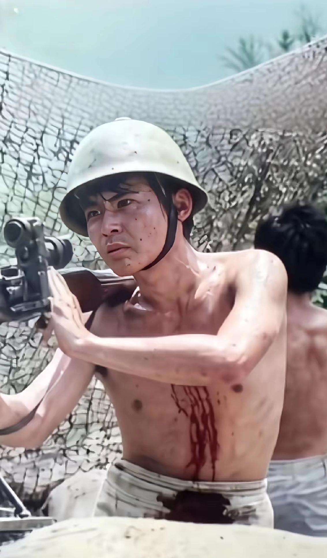 这位勇士名叫朱玉东，四川新津人，1988年跟随部队奔赴老山轮战，坚守在老山前线那