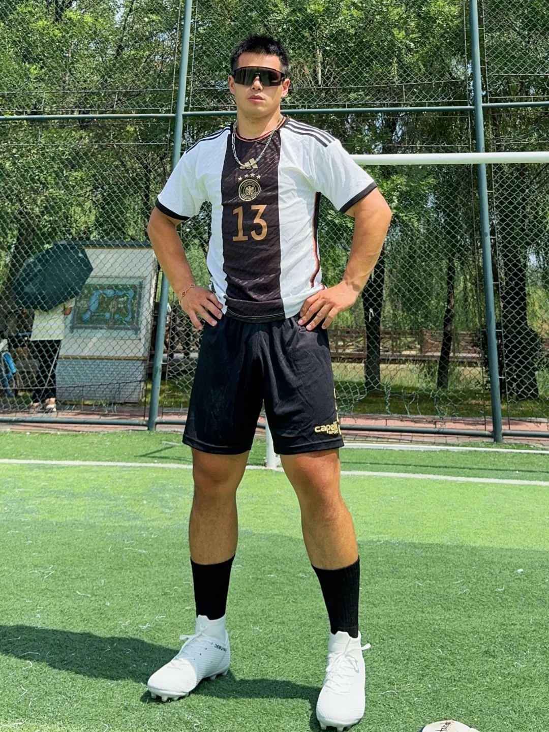 踢球吗，我保护你