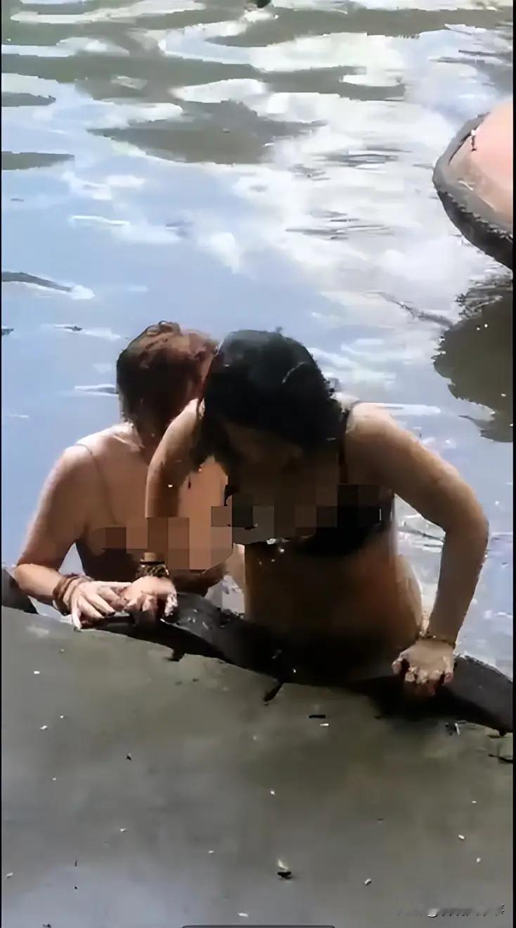 “这外国人可真豪放”！广东广州，在越秀公园，两名外国女子穿着暴露，只穿着内衣，就