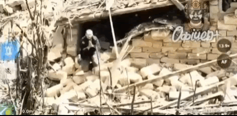 1名俄军士兵从罗伯季涅的废墟中爬出来，向乌军无人机“释放善意”，他是小队中唯一的