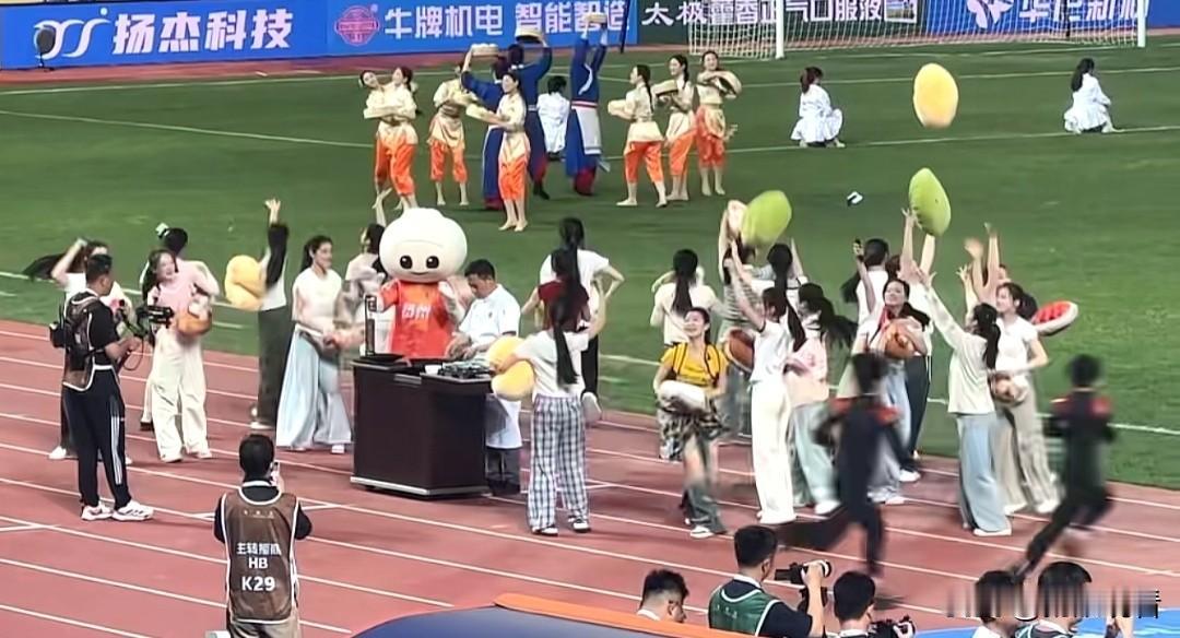 昨天苏超扬州主场对战镇江，整场比赛打得很胶着，两边攻防来回拉扯，场面十分精彩。下