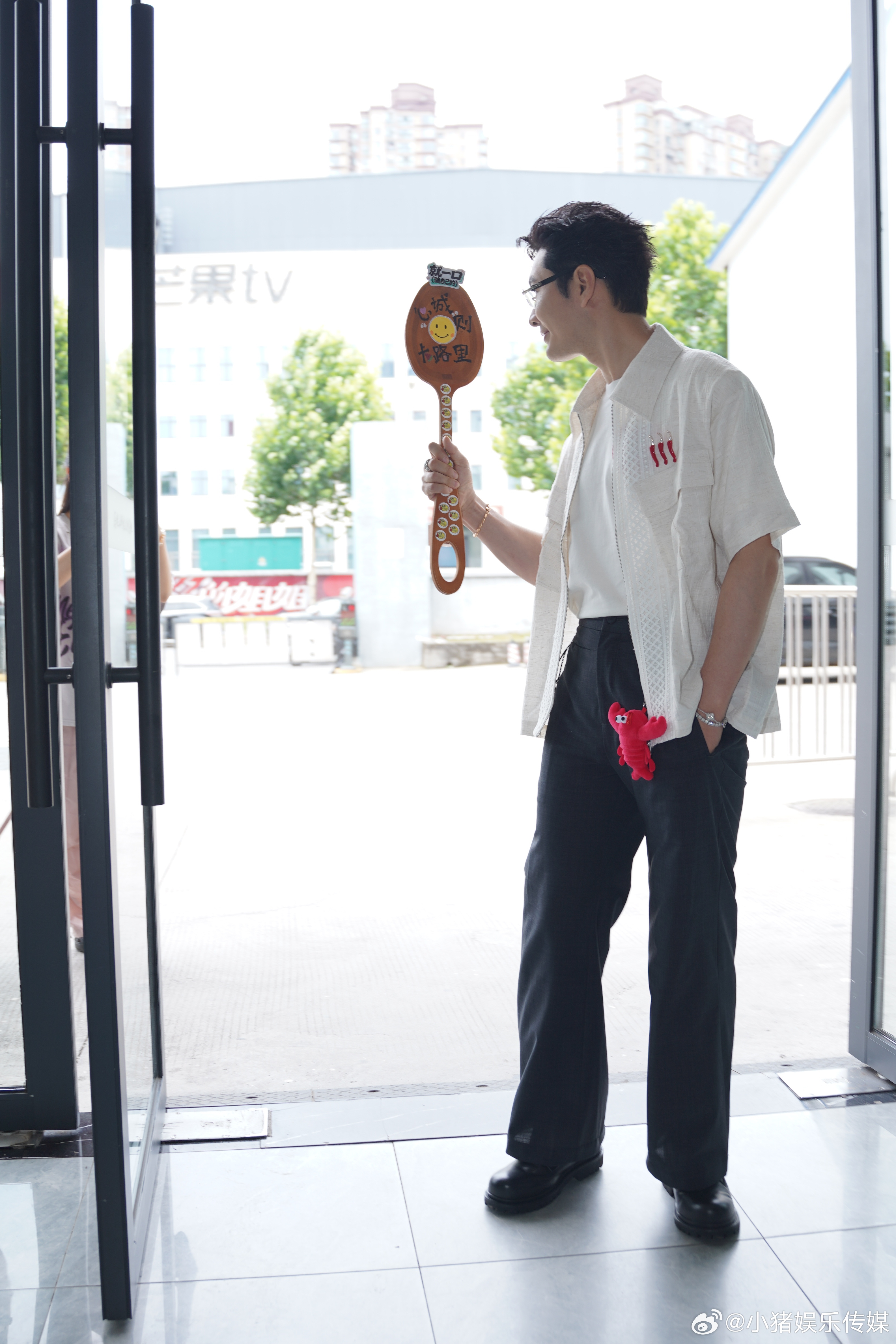 黄晓明是多爱吃又来美食综艺了芒果美食新综艺路透网友们纷纷调侃黄晓明离不开美食综艺