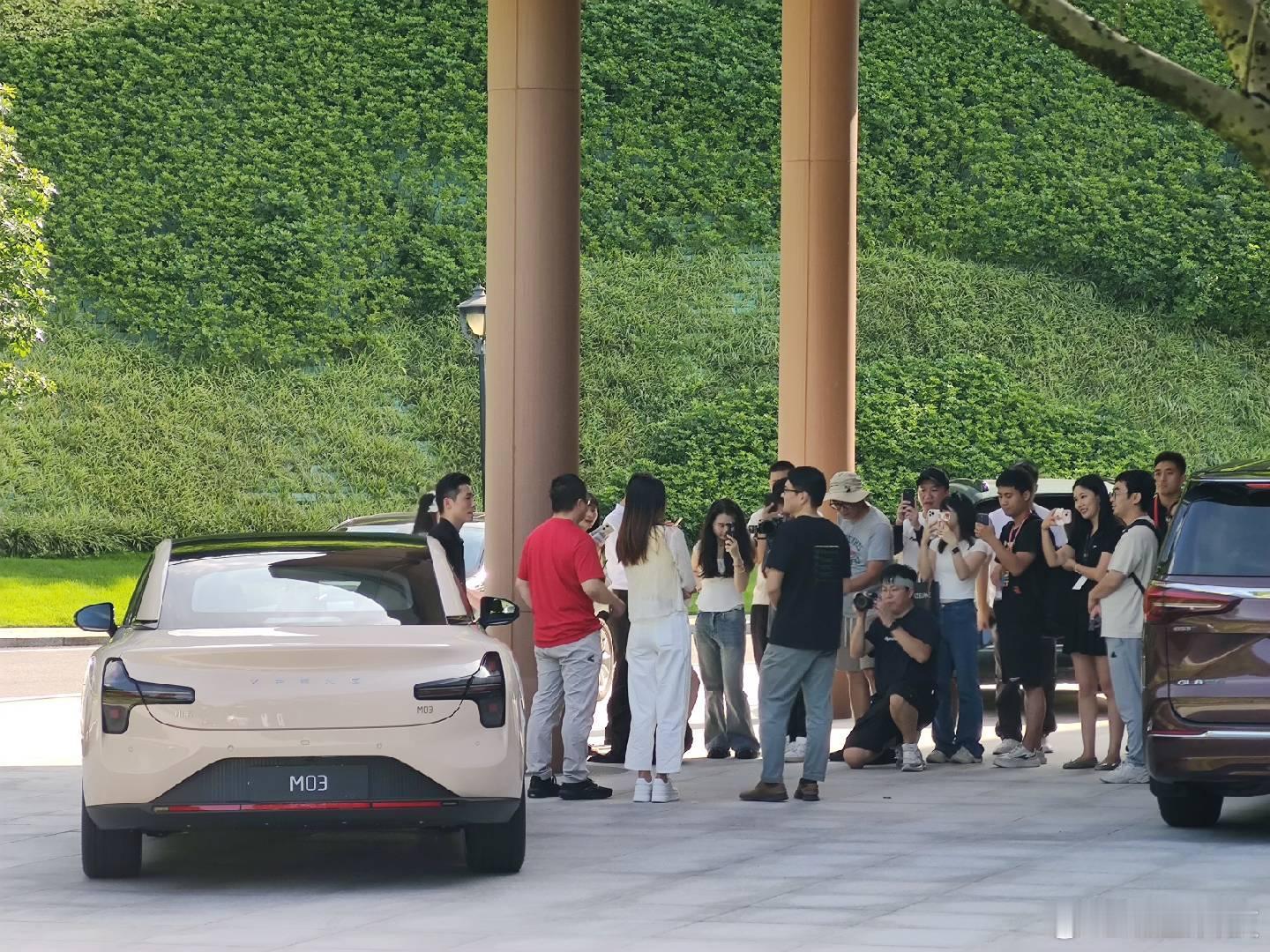 #周鸿祎试完小鹏MONA后想学车#[并不简单]其实在上市前，周鸿祎就评价小鹏MO