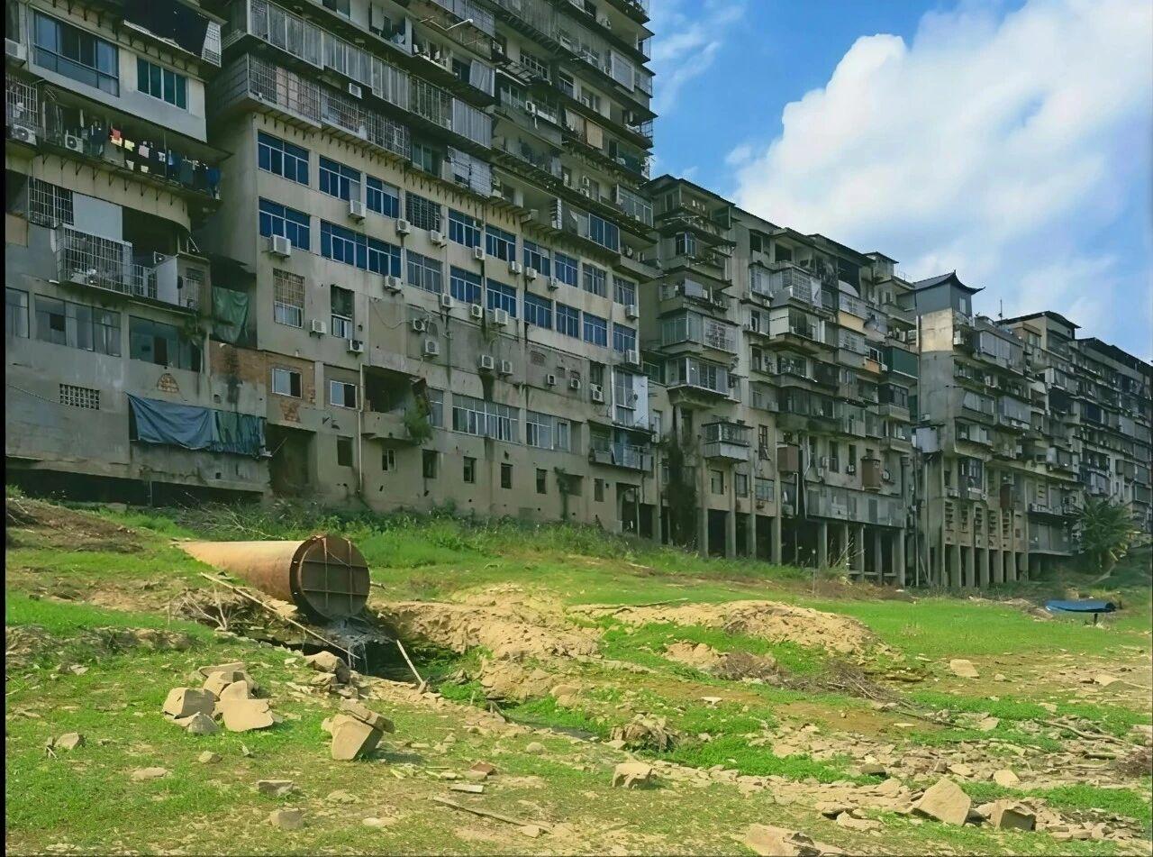 求助，请问大家图上这个地方在哪里？
浓浓的末日废土风
这不是风景照，这很令人着迷
