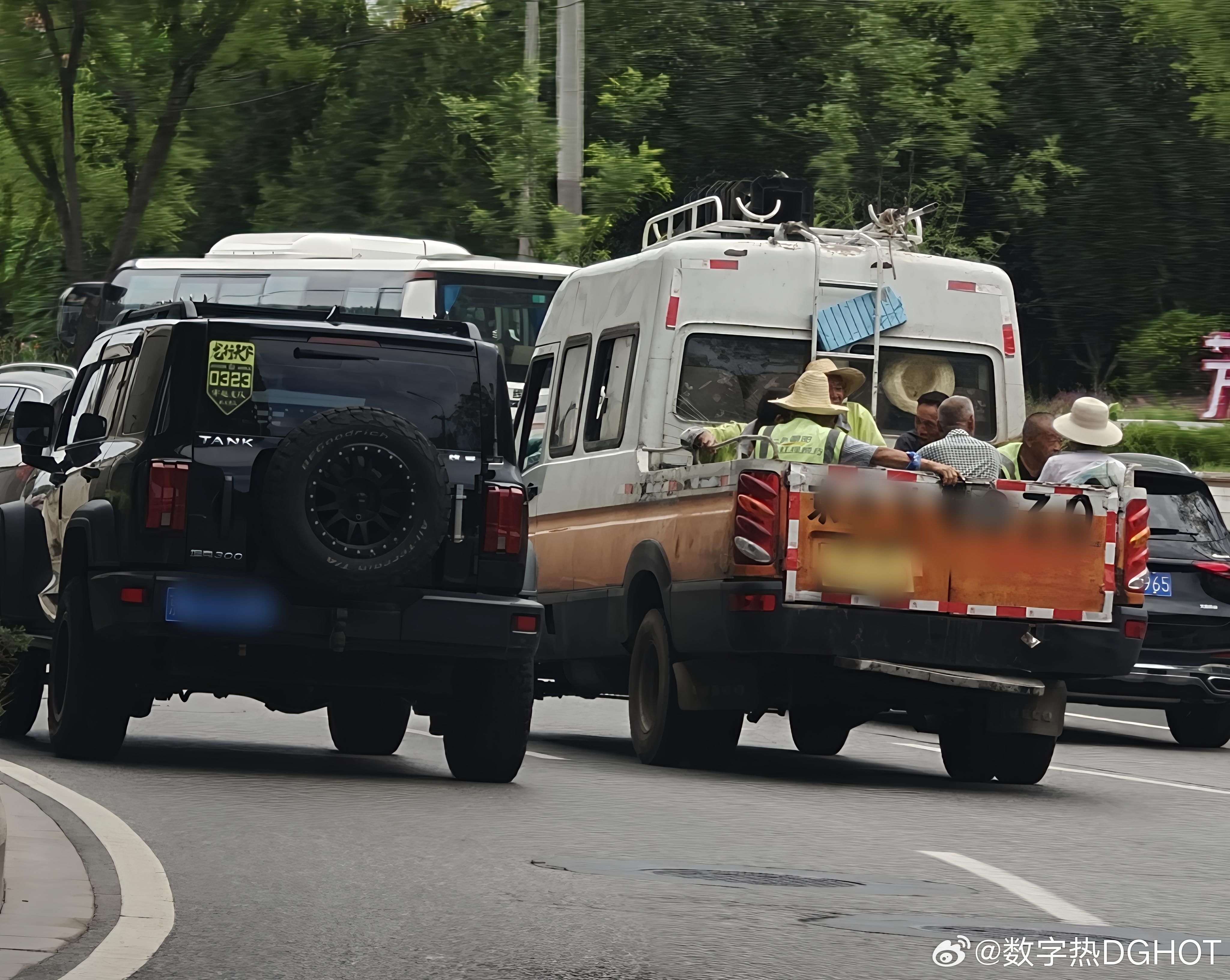 这么带人，符合交通规则么？