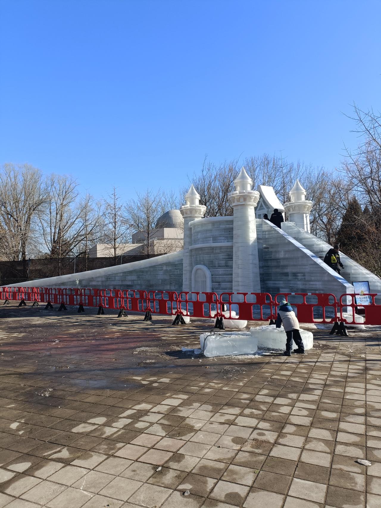晒图笔记大赛朝阳公园的零八广场正紧锣密鼓的为冰雪节的到来搭建冰建筑