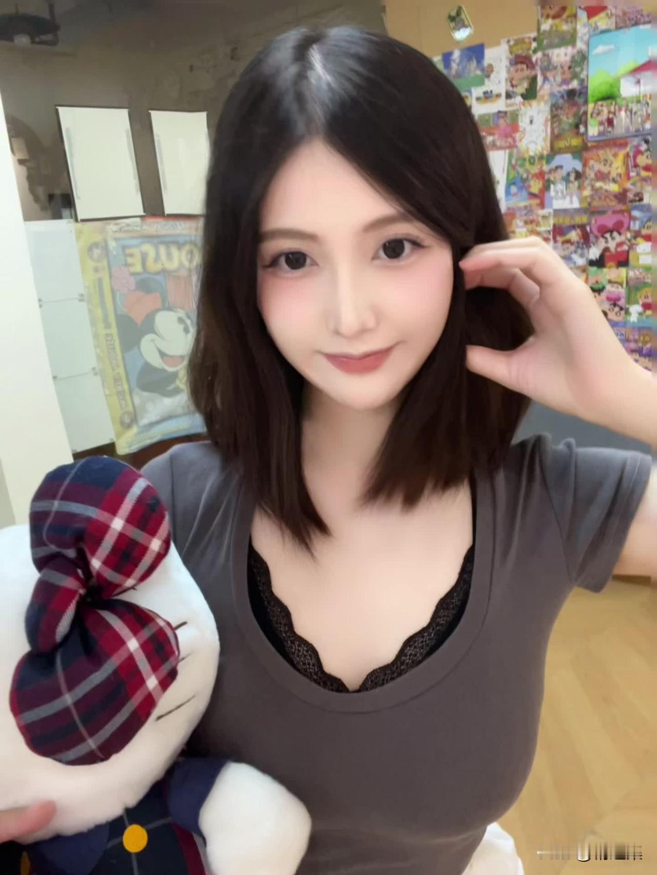 元气少女与萌宠的温馨时刻🌟