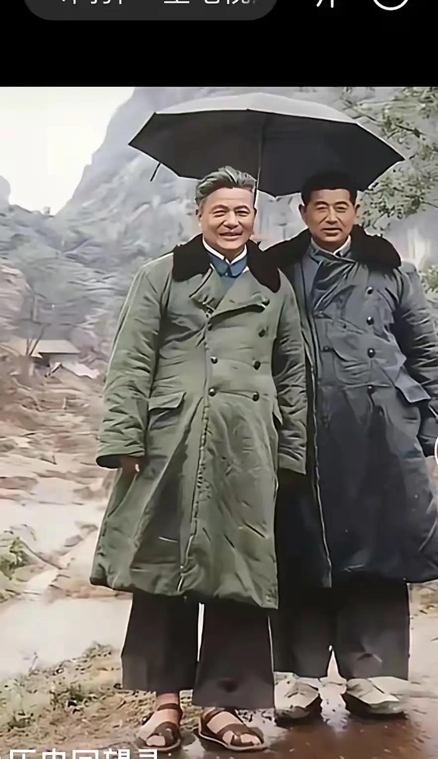 过年了，
还有人能想起这位在寒冬腊月里穿着凉鞋，穿着军大衣的老人吗？
花白色的头