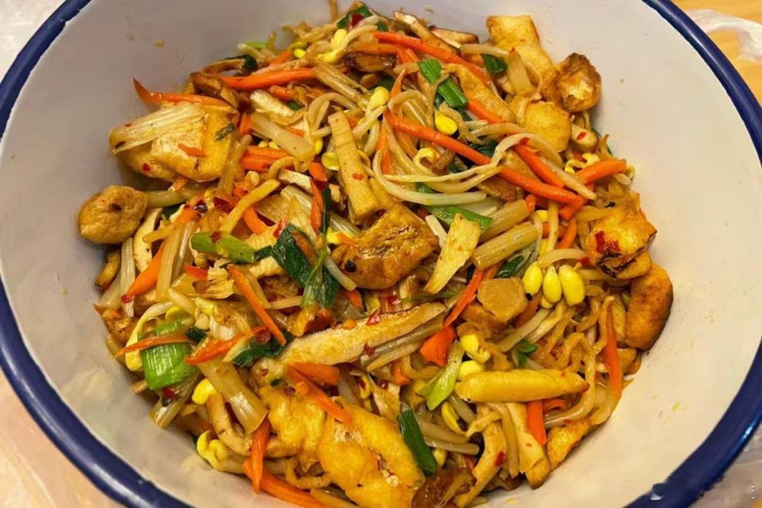 每个地方都有一道别人不理解的菜 在衢州人的饮食记忆里，八宝菜绝非简单的过年时令菜