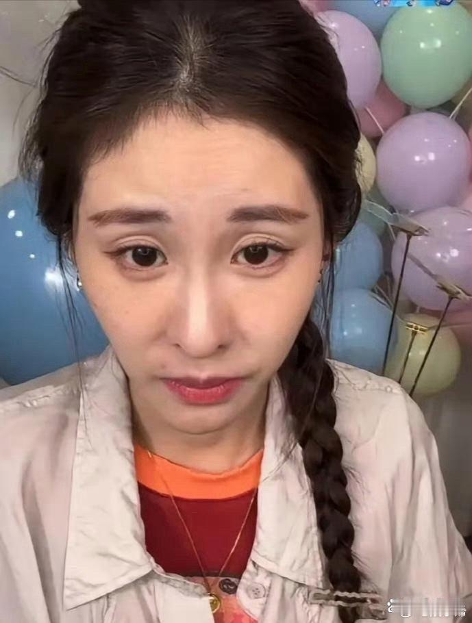 张碧晨胆子真大，这需要很大的自信才能这么怼脸拍吧！不过状态还是不错的！ ​​​