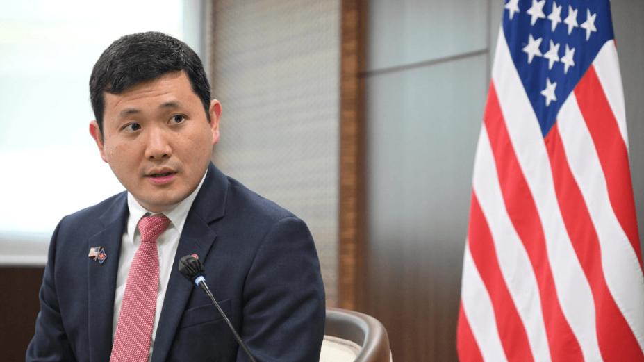 美国驻东盟大使凯文·金日前就《南海行为准则》谈判表态，称美方会“尊重东盟共识”“