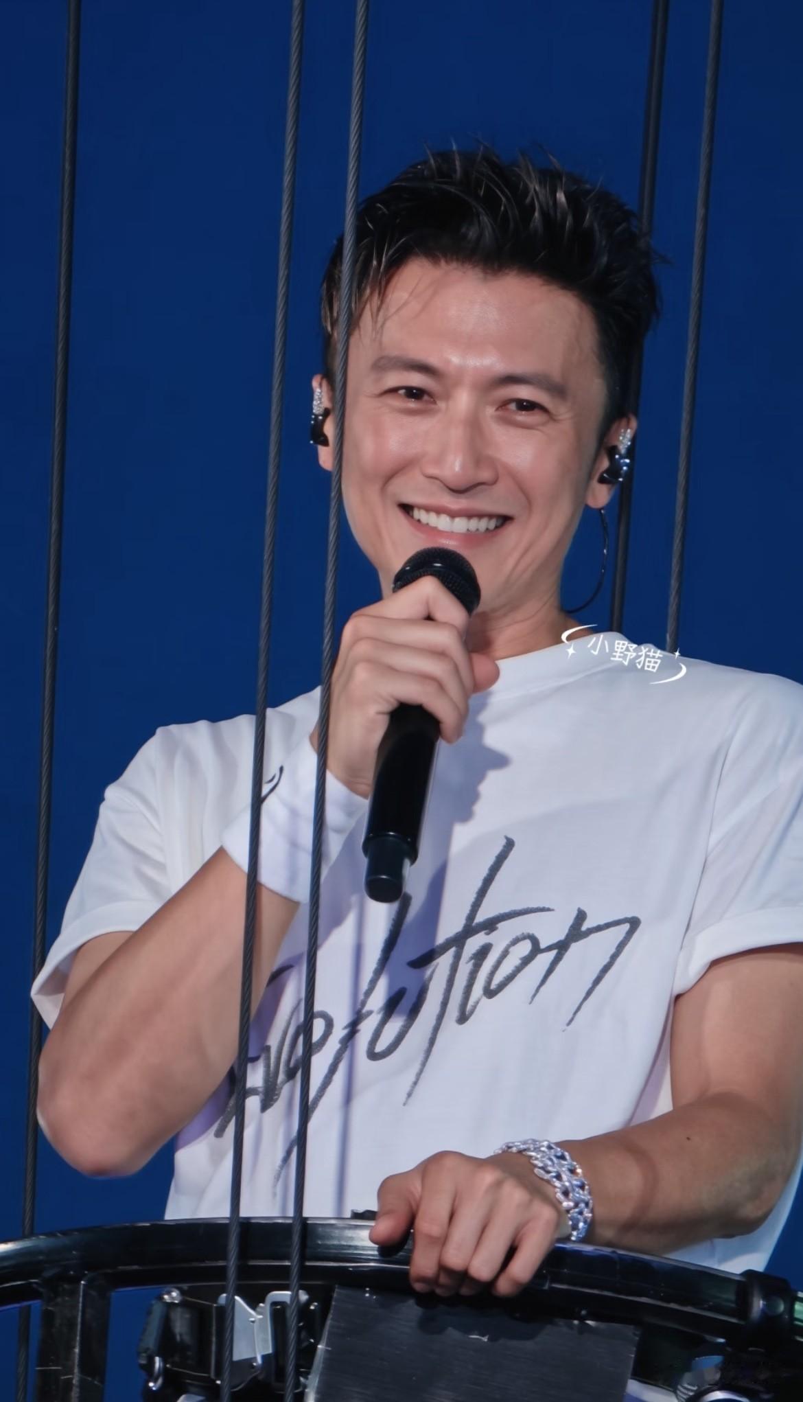 谢霆锋鸟巢两场演唱会，净赚6500万，他本人到手2200万。

看完这组数字，我