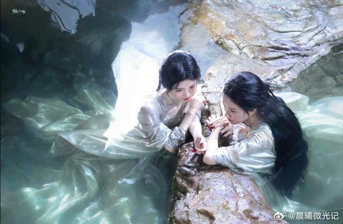 鞠婧祎陈都灵水戏 水雾缭绕的画面氛围感直接拉满💦鞠婧祎清冷易碎，陈都灵温婉明艳