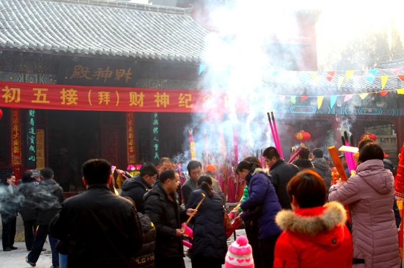 正月初五为啥叫“破五”呢？旧时春节前四天禁忌多，像不动刀、不扫地、不倒垃圾，怕漏