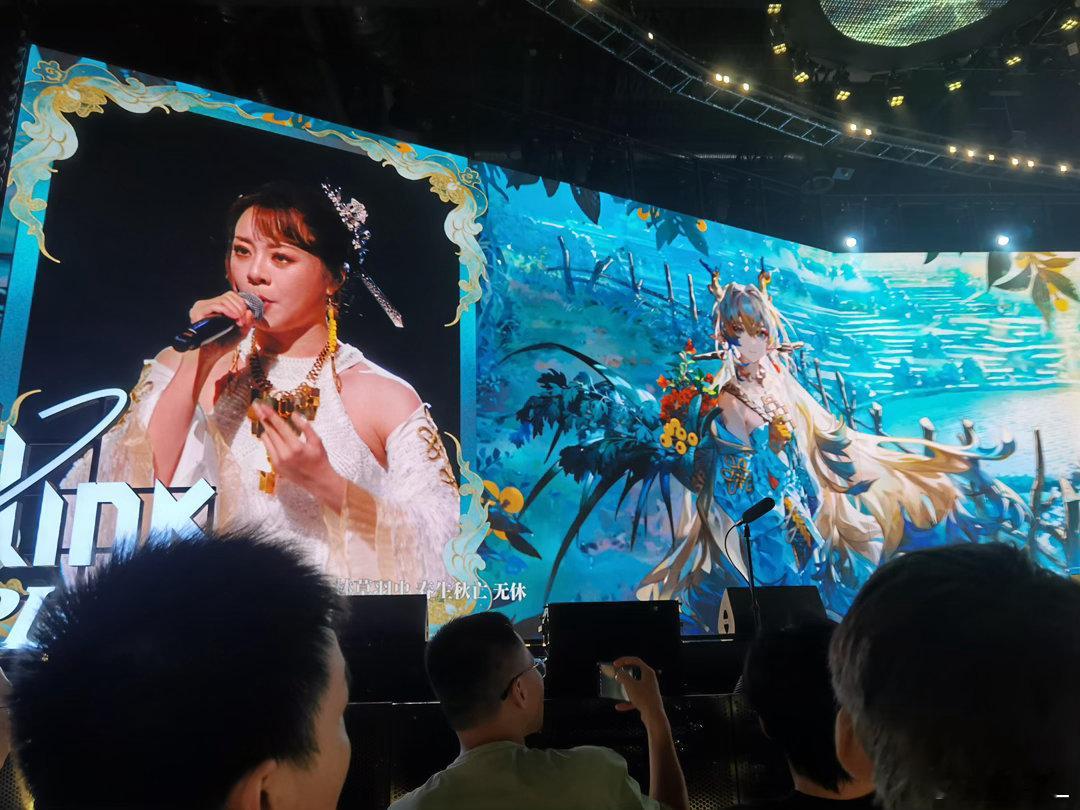 江湖恩怨因这场演唱会而终结亲眼见证所谓的“江湖恩怨”在欢呼声里碎成齑粉。没有隔阂