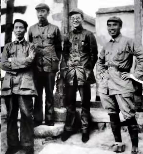 1937年，地点为陕西延安（红军长征胜利抵达陕北之后、全面抗战初期）。中央红军完