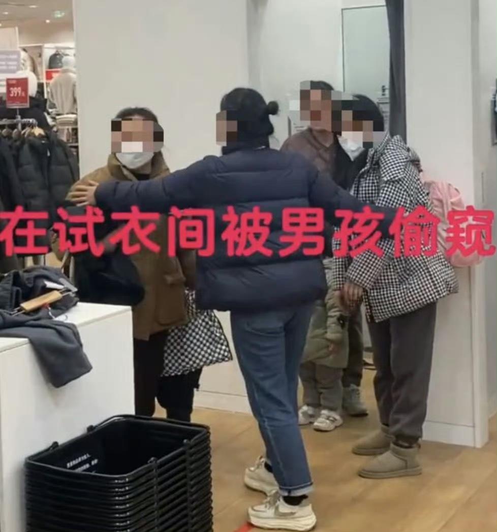 女子在试衣间全裸状态，被顽童一把掀开帘子，多名男子围观。她尖叫、崩溃，可伤害已经