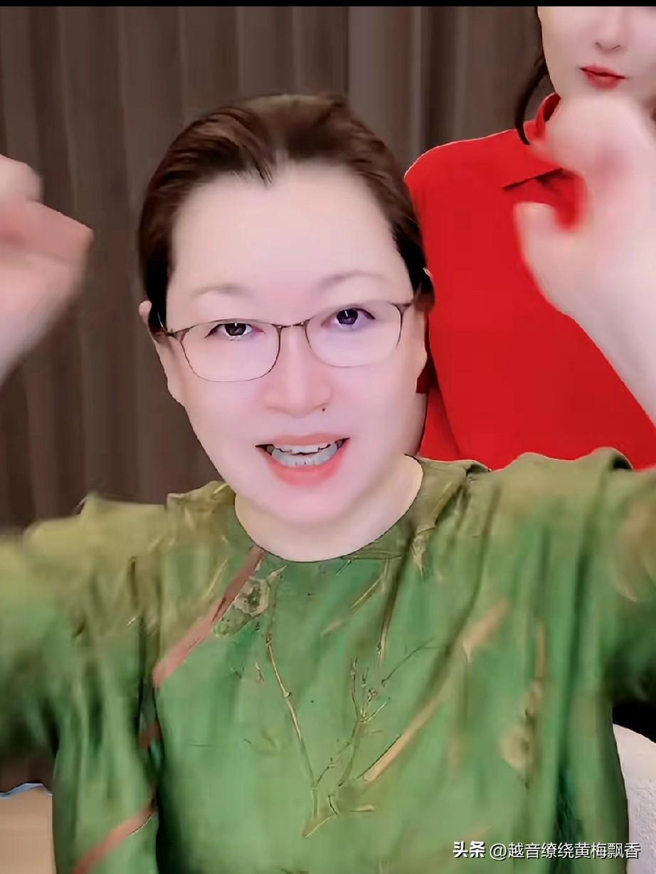 赵本山的老婆马丽娟在直播的时候说:“我想猖狂一下”。球球问她想怎么猖狂，她说就想