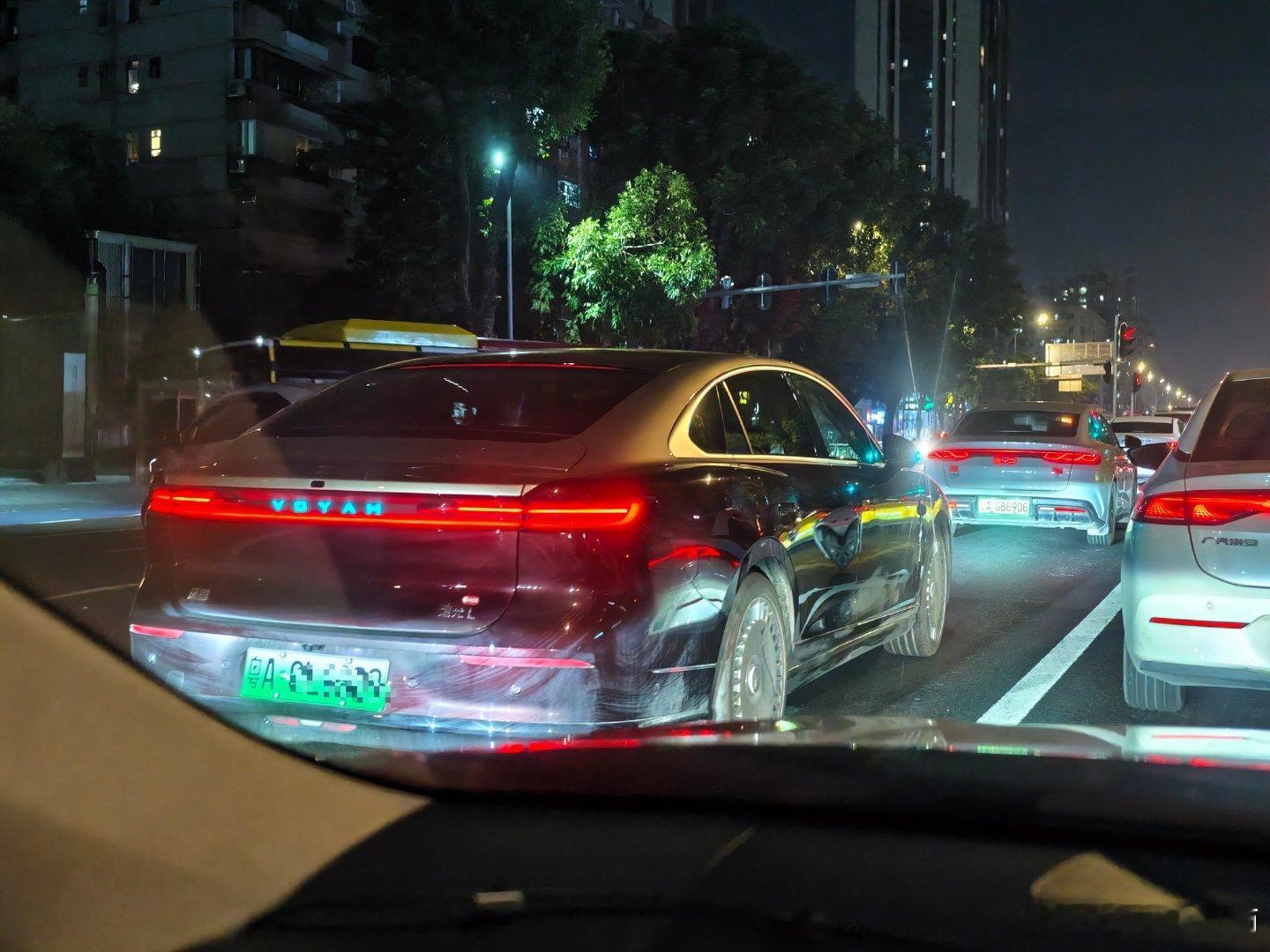 对了，今天不止解锁一款，还有一款也是第一次遇上，是岚图追光 L ！点亮我的小蓝灯