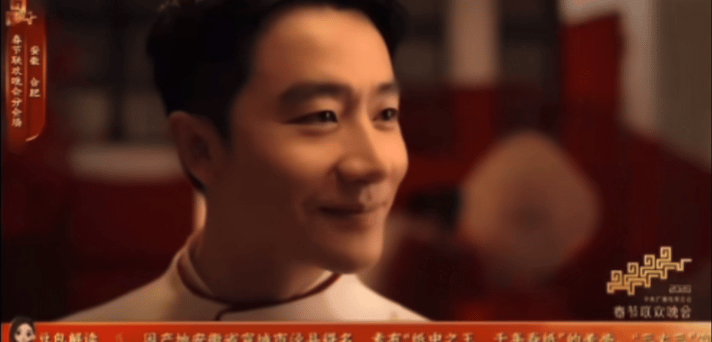 春晚给了黄轩手部特写 笑不活了，镜头比观众还懂！这个手部特写一给，直接抢了主角风