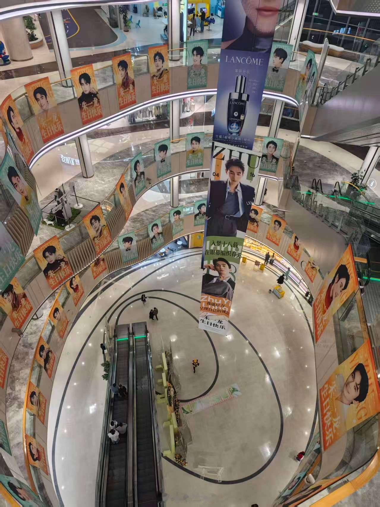 朱一龙痛楼，现在综合体搞这个也是熟门熟路了朱一龙