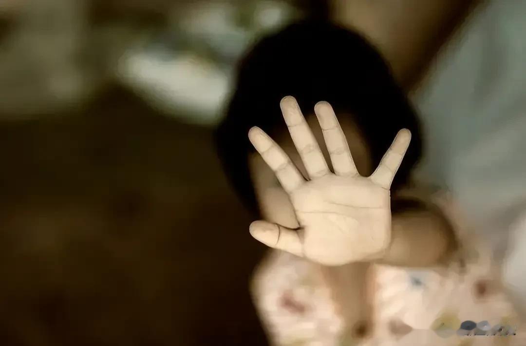 两个13岁的女孩来到黑龙江某派出所，其中一个带头说:“她继父强奸了她，我跟她一起