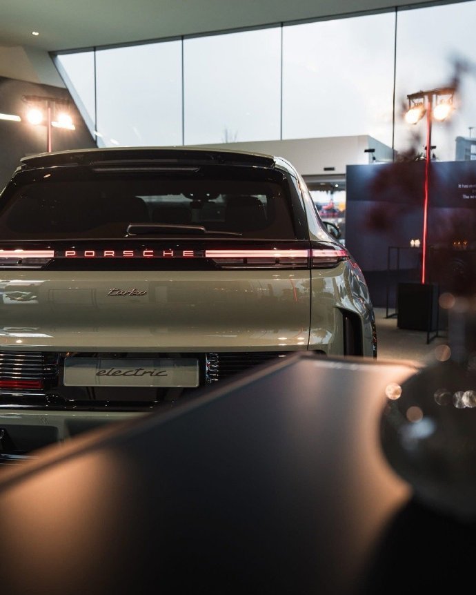 想懂高端电动 SUV，就去开纯电保时捷 Cayenne。800V 高压平台、高效