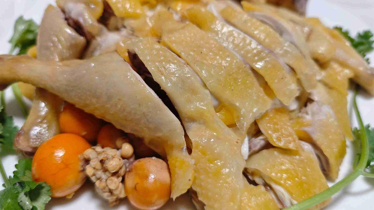 原汁原味的清蒸本地白切鸡，锁住鸡肉本身的鲜甜，清淡又可口。[爱慕][憨笑]

这