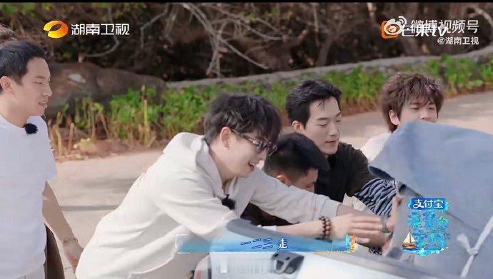 王鹤棣武艺徒手搬运400斤装置 400斤的大家伙被俩人合力搬上车，武艺一点点发力