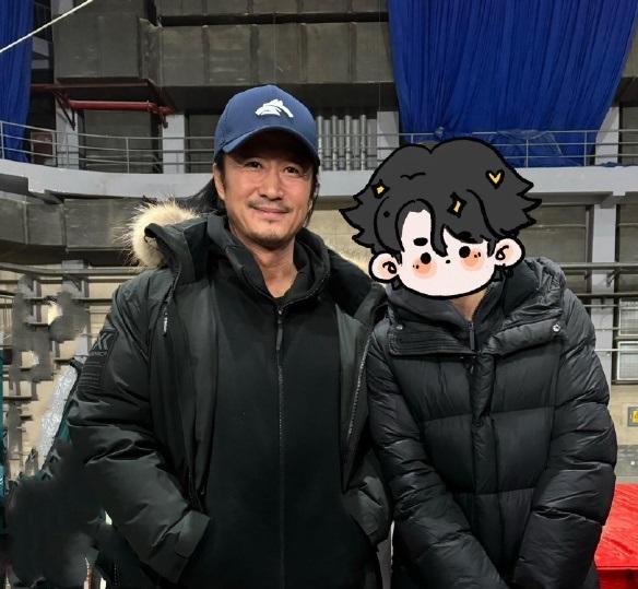 近日由谢霆锋和李连杰还有于适主演的电影《镖人：风起大漠》杀青，众多老戏古齐聚一堂