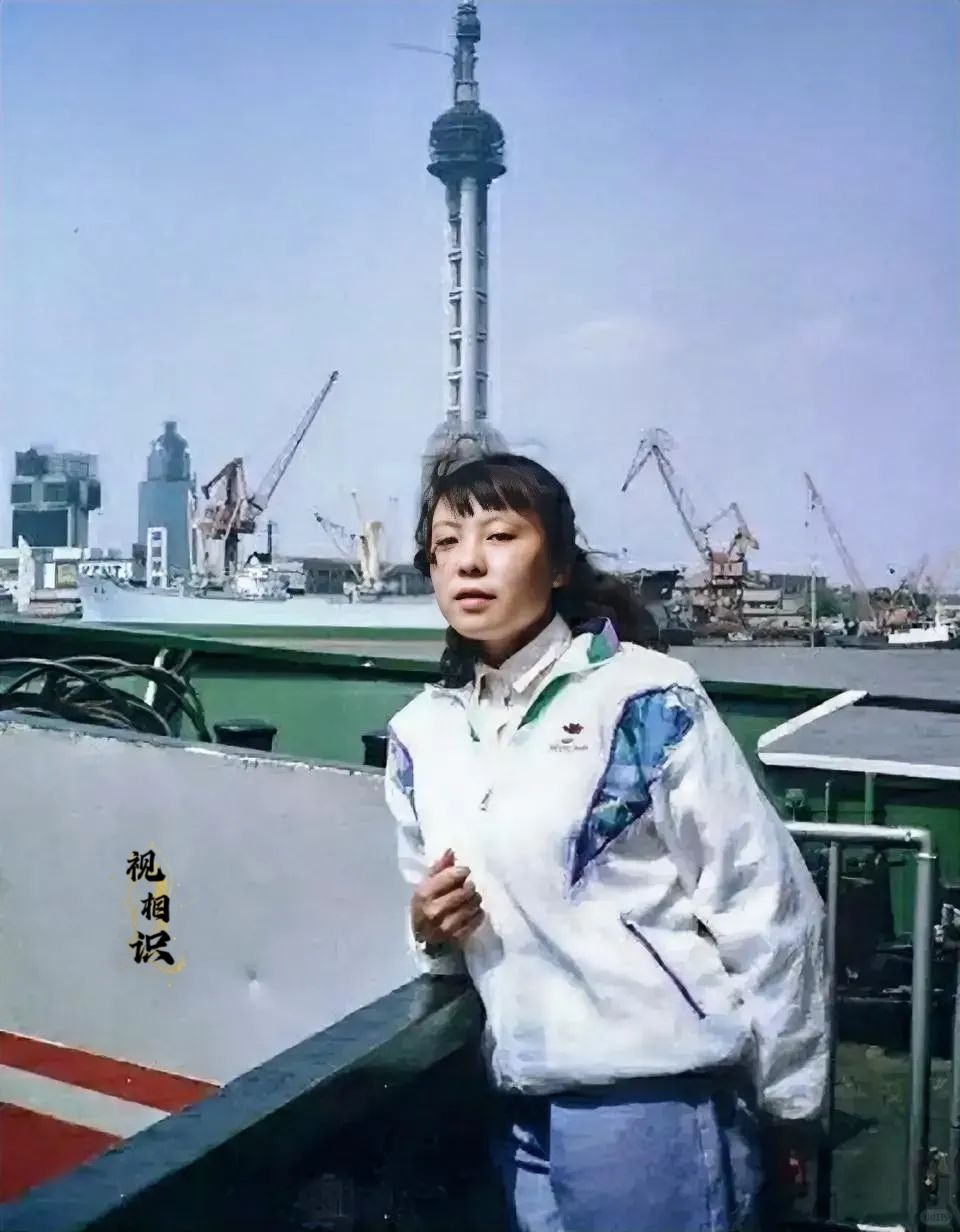1992年，朱令在上海外滩的老照片，当年她以优秀的成绩考入了清华大学，这是多少孩...
