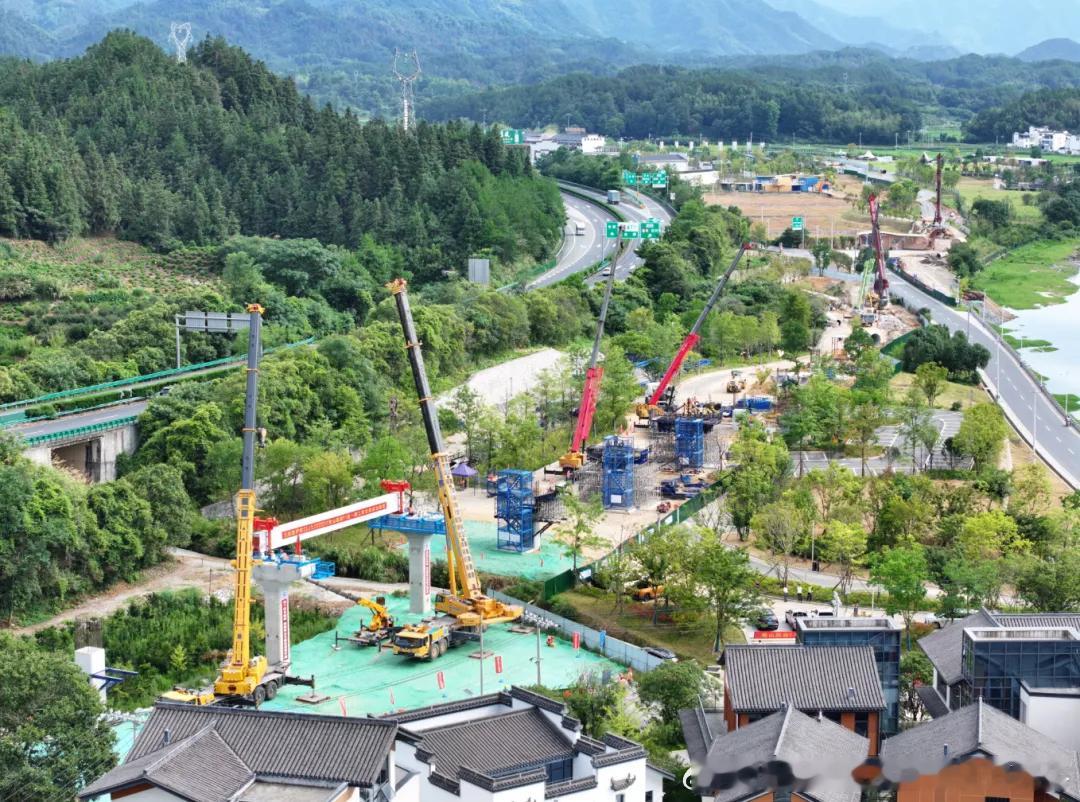 【黄山旅游T1线黄山旅游T1线一期工程首梁顺利架设！】2026年7月28日，黄山